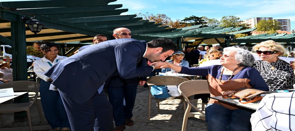 Başkan  Rıza Akpolat yaş almış vatandaşlar için sürpriz yaparak bağlama çaldı ve türkü söyledi.