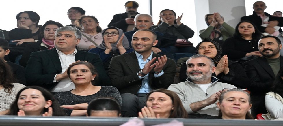 BAŞKAN VEKİLİ KARADENİZ, İLK KARNE HEYECANINDA MİNİK ÖĞRENCİLERİN YANINDA OLDU