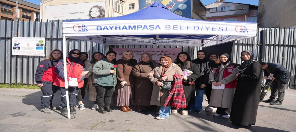 Bayrampaşa’da 8 Mart’ta kadınlara karanfil dağıtıldı