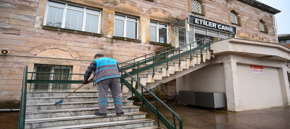 BEŞİKTAŞ BELEDİYESİ’NDEN RAMAZAN BAYRAMI ÖNCESİ CAMİLERDE KAPSAMLI TEMİZLİK