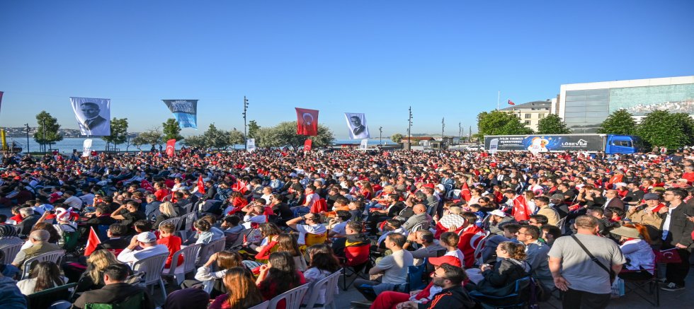 BEŞİKTAŞ’TA MİLLİ MAÇ HEYECANI DEV EKRANDA YAŞANDI