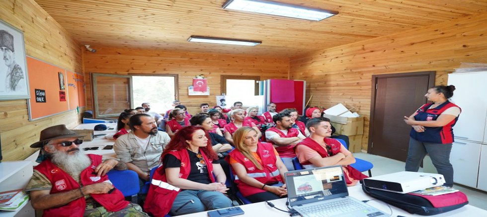 BEYLİKDÜZÜ BELEDİYESİ’NDEN AFET GÖNÜLLÜLERİNE UYGULAMALI EĞİTİM KAMPI