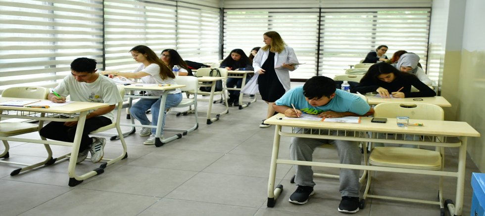 BEYLİKDÜZÜ’NDE EĞİTİM DESTEĞİ BAŞARIYLA TAÇLANDI