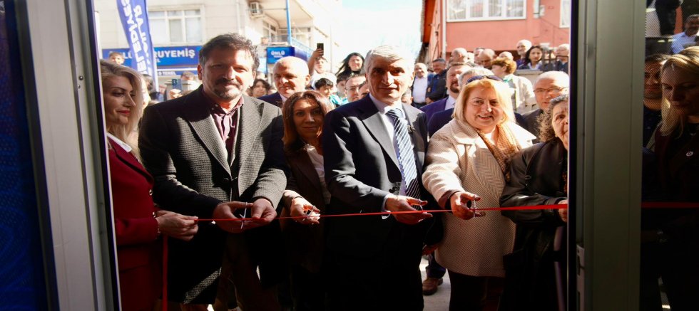 BİR KÜTÜPHANEDEN FAZLASI: GÜLSEVİN BUKET DEĞİRMENCİ GENÇLİK KÜTÜPHANESİ AÇILDI