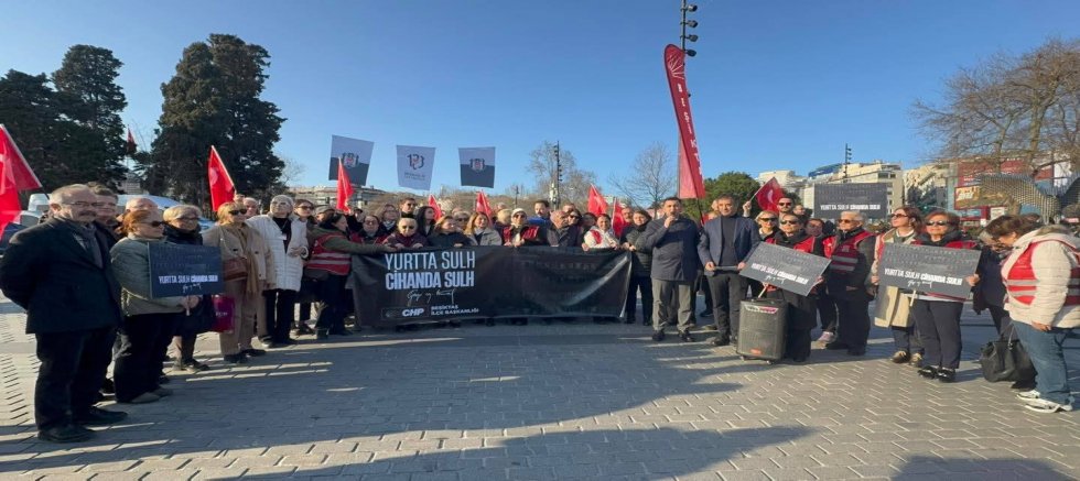 CHP Beşiktaş İlçe Başkanlığı’ndan Barbaros Meydanı’nda Barış Çağrısı