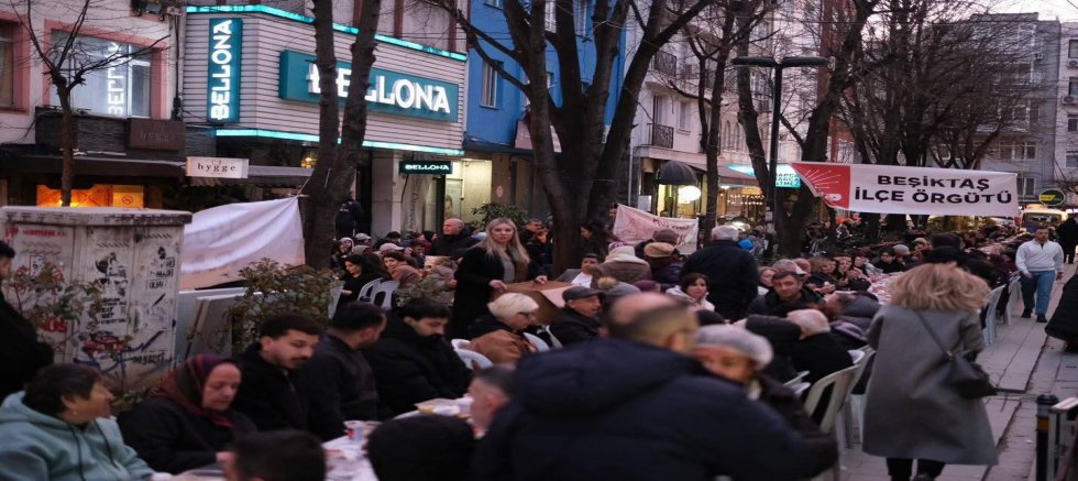 CHP Beşiktaş İlçe Başkanlığı’ndan Ramazan İftarı: Dayanışma Sofrası Yeniyol Sokak’ta Kuruldu