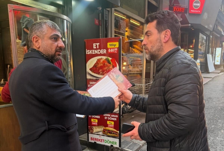 CHP Beyoğlu’ndan Esnafa Ramazan Ziyareti: İmsakiyeler Dağıtıldı