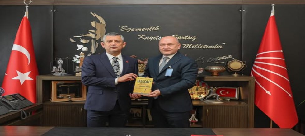 CHP’li Süleyman Tarık Balyalı’dan Ankara Çıkarması: “HESAP” Kitabını Özgür Özel’e Takdim Etti