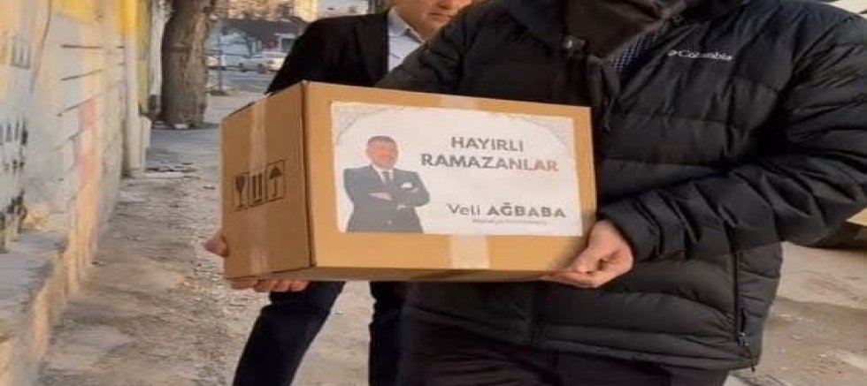 CHP’li Veli Ağbaba’dan Ramazan Kolisi Tepkisi: Sosyal Medyada Kendi Fotoğrafını Paylaştı