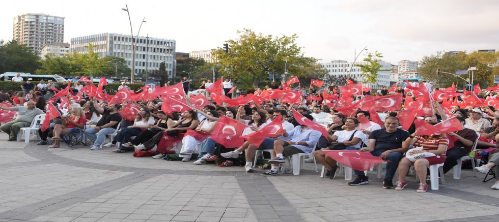 Dev Ekranda Dev Heyecan: Kartallılar Şampiyonluk Coşkusunu Hep Birlikte Yaşadı
