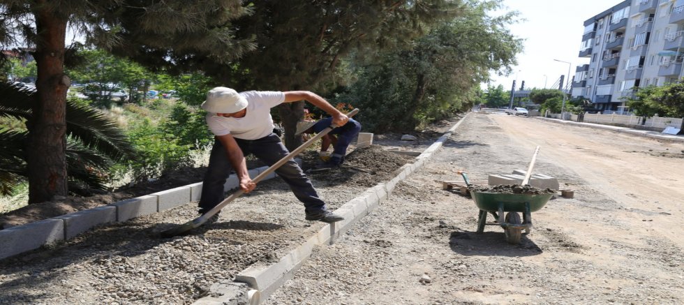 EDREMİT BELEDİYESİ ÜLKÜ YOLU CADDESİ’Nİ YENİLİYOR