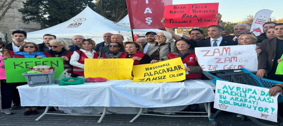 Emekliler, Beşiktaş’taki CHP eylemine katıldı: Açız, bizi ölüme mahkûm ediyorlar