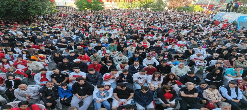 Gaziosmanpaşa’da Dev Ekranda Milli Heyecan: Vatandaşlar A Milli Takım İçin Tek Yürek Oldu