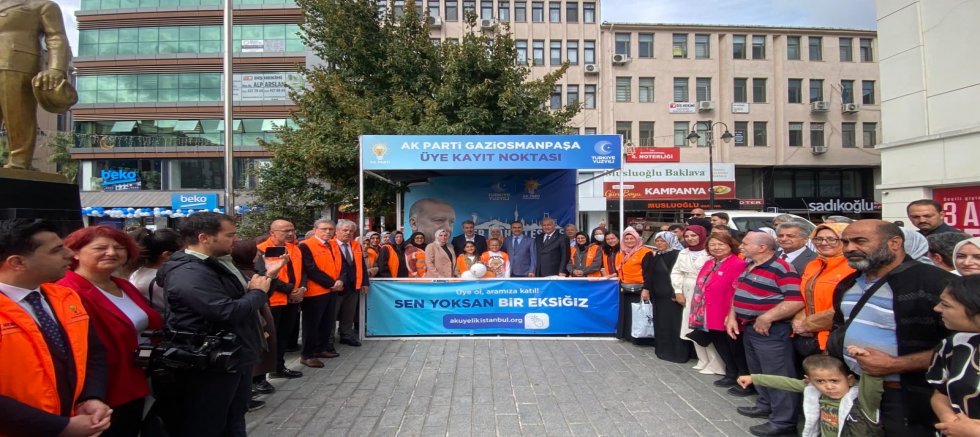Gaziosmanpaşa Meydanı’nda AK Parti Standına Yoğun İlgi