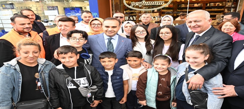 Gaziosmanpaşa Meydanı’nda Esnaf Buluşması: Bakan Kacır ve Başkan Ergüneş Vatandaşlarla Selamlaştı