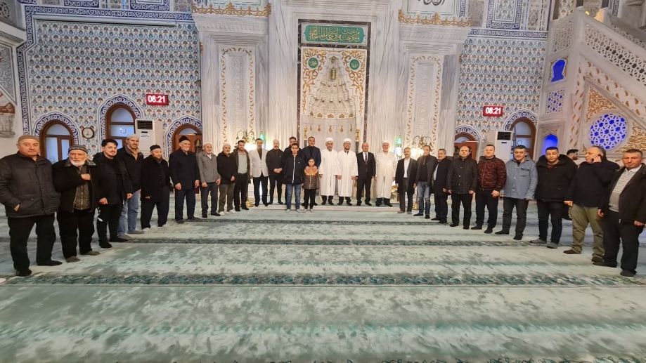 “İmdat Kamacı ve Mustafa Birinci, Sultançiftliği Merkez Camii’nde Vatandaşlarla Bayramlaştı”