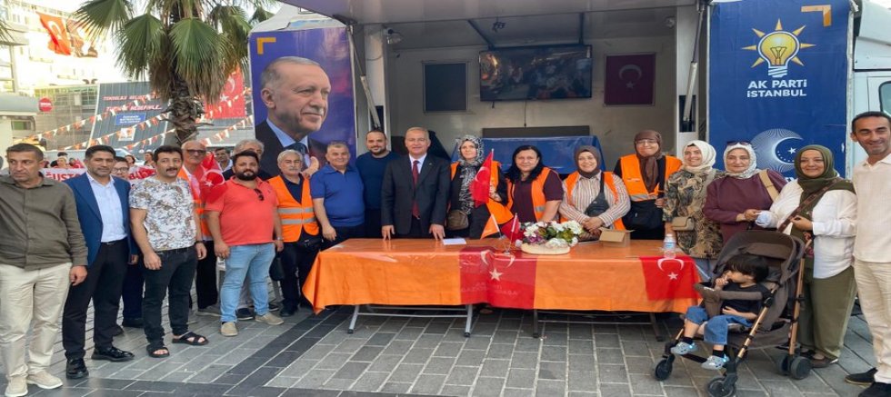 İsmail Ergüneş, Cumhuriyet Meydanı’ndaki AK Nokta’da Hemşehrileriyle Buluştu