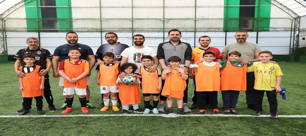 KÜÇÜKÇEKMECE'DE RENKLİ MAÇ: BABALAR VE OĞULLARI FUTBOL HEYECANI YAŞADI