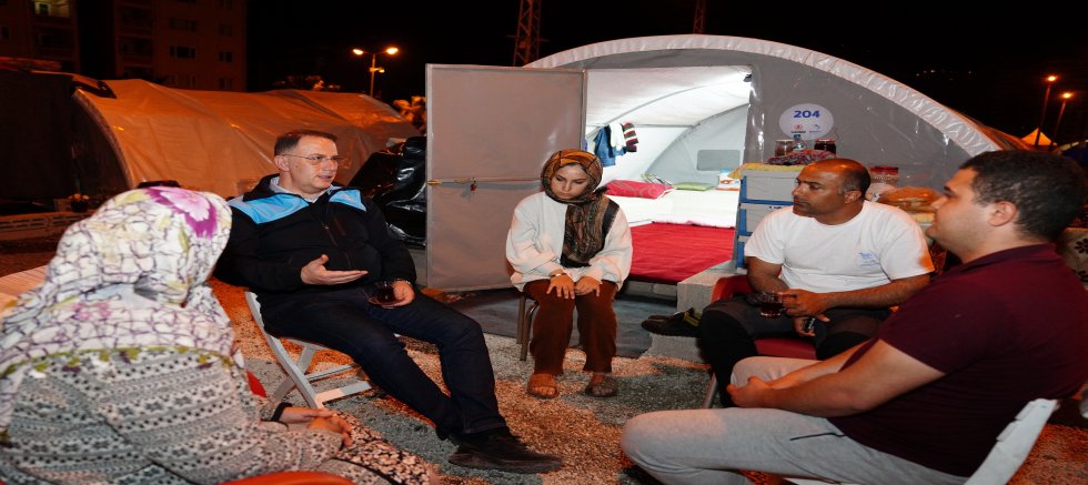 Mehmet Murat Çalık, İlk İftarı Hatay'daki Depremzedelerle Birlikte Yaptı