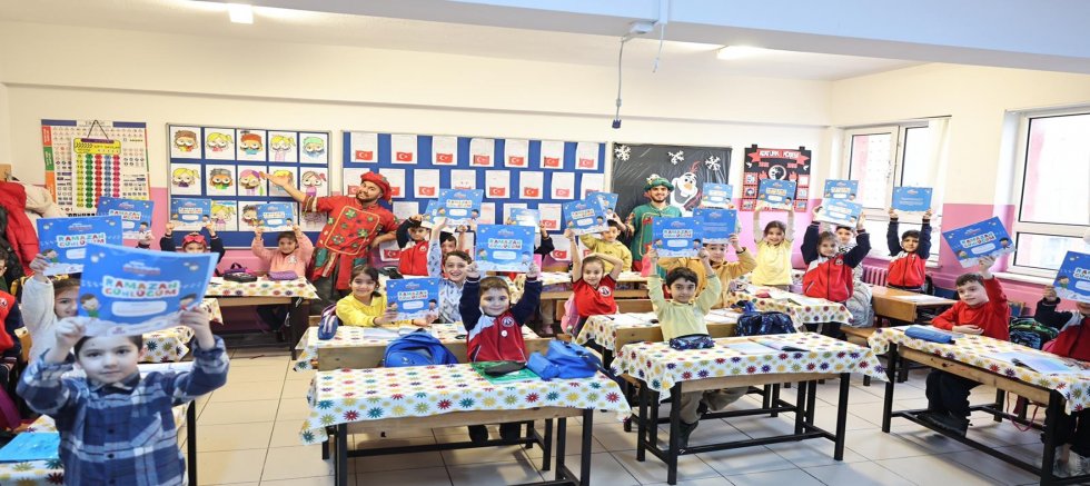 Öğrencilere Çat Kapı Tiyatro Sürprizi