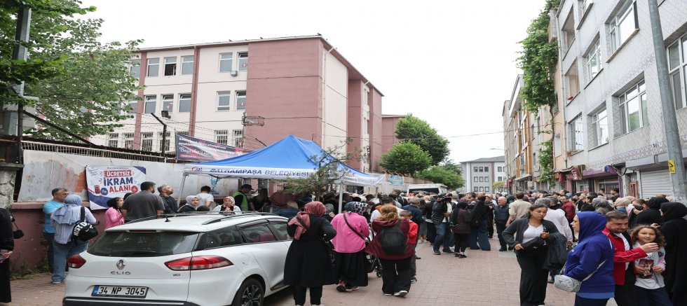 Öğrencilere ikramlar Bayrampaşa Belediyesi’nden