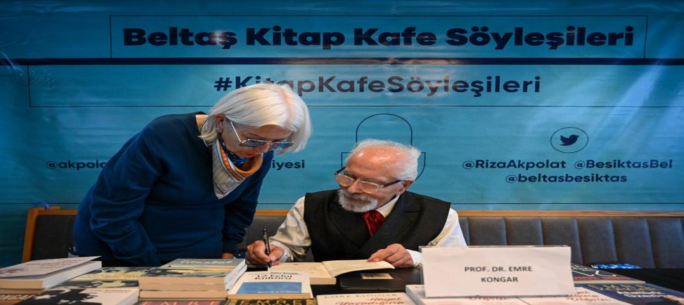 PROF DR. EMRE KONGAR BELTAŞ KİTAP KAFE’DE OKURLARIYLA BULUŞTU