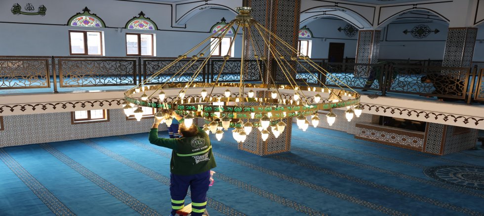 Ramazan Ayı Öncesi Arnavutköy’de Camiler Gül Suyu ile Temizleniyor