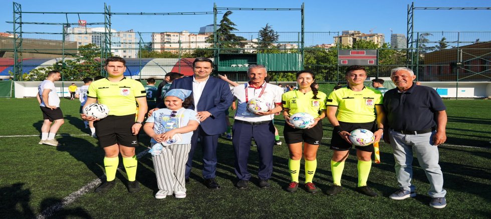 Rasim Şişman, Şampiyonluk Kupasını İstanbul Çamoluk 28 Spor Kulübü’ne Takdim Etti