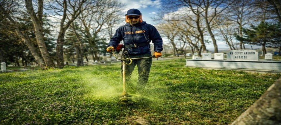 Silivri Belediyesi'nden Ramazan Bayramı öncesi mezarlık temizliği