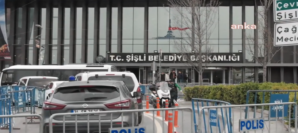 Şişli Belediyesi'ne kayyum polis eşliğinde geldi...