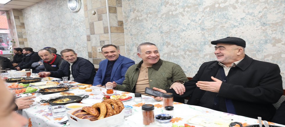 Soğuk Havaya Rağmen Sahada: Başkan Dursun’dan Esnafla Kahvaltı Geleneği