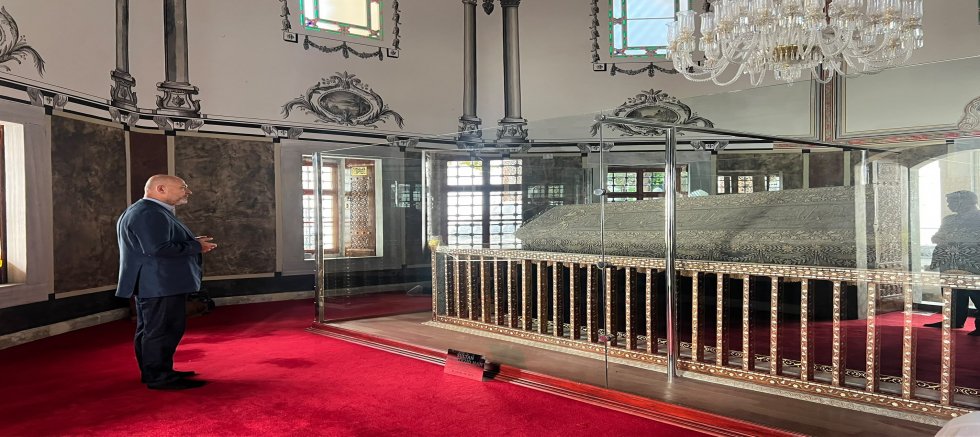 Süleyman Soylu’dan II. Bayezid’e Vefa: Bayezid-i Veli’nin Kabrini Ziyaret Etti