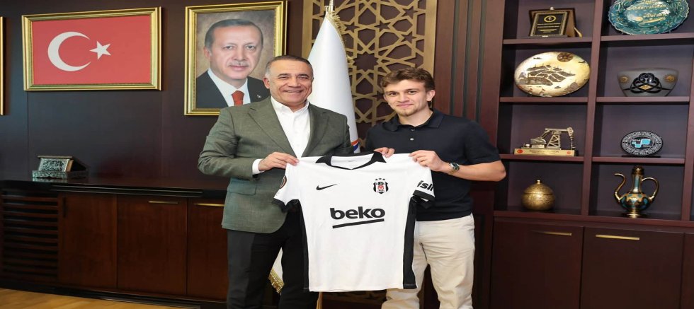 Sultangazi Belediye Başkanı Abdurrahman Dursun, Millî Futbolcu Rıdvan Yılmaz ve Ailesini Ağırladı