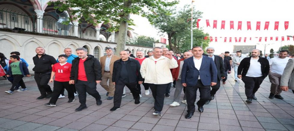 Sultangazi Belediye Başkanı Abdurrahman Dursun Milli Maç Öncesi Sabah Namazında Vatandaşlarla Buluştu
