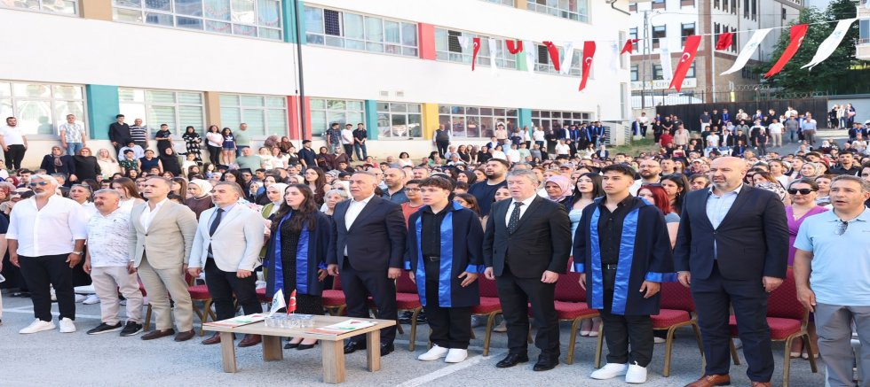 Sultangazi Belediye Başkanı Abdurrahman Dursun, Nuri Pakdil Anadolu Lisesi Mezuniyet Törenine Katıldı