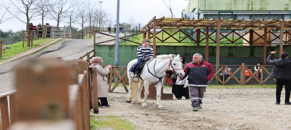 Sultangazi Belediyesi At Binme Tesisleri, Doğa ile İç İçe Keyifli Anlar Sunuyor