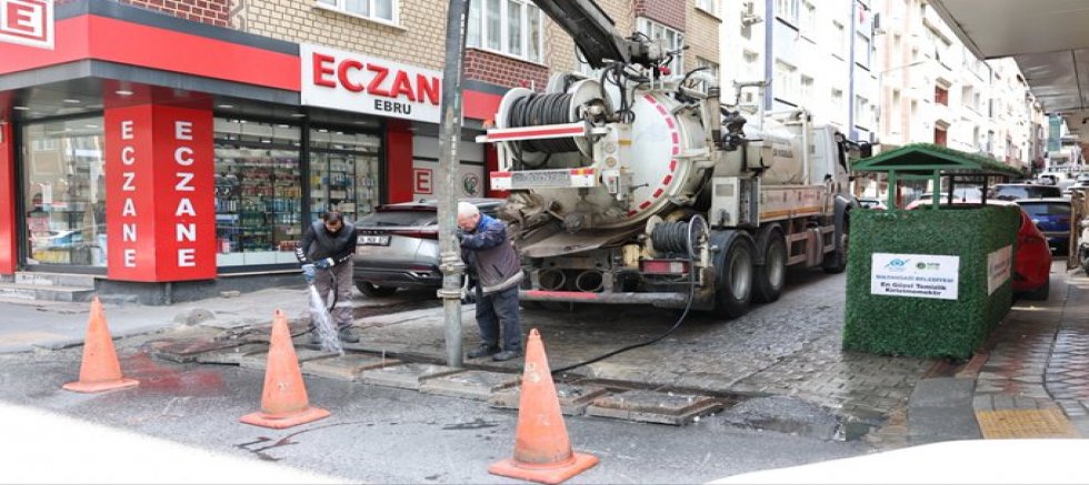 Sultangazi Belediyesi’nden Mazgal ve Yağmur Suyu Kanalı Temizliği