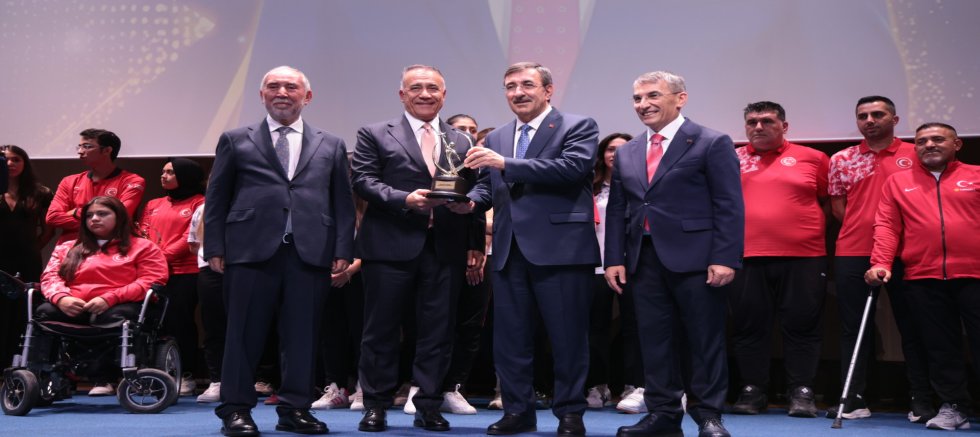 Sultangazi Belediyesi Ödül Alan Tek Belediye Oldu: Başkan Dursun’a Spora Destek Ödülü