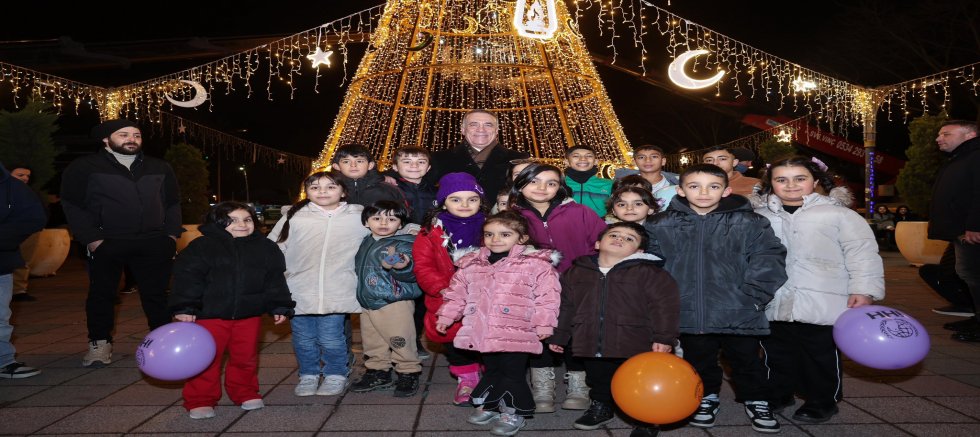 Sultangazi Cadde ve Sokakları Ramazan’a Özel Işıklarla Büyülüyor