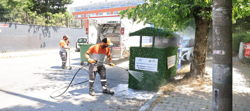 Sultangazi'de Çöp Konteynerleri Düzenli Olarak Yıkanıyor ve Dezenfekte Ediliyor