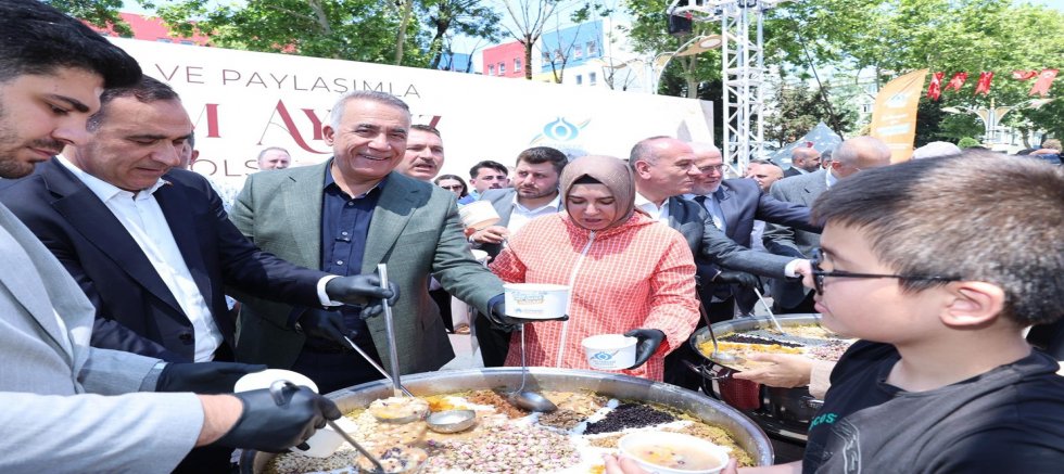 Sultangazi’de geleneksel aşure dağıtımıyla binlerce kişiye ikram edildi