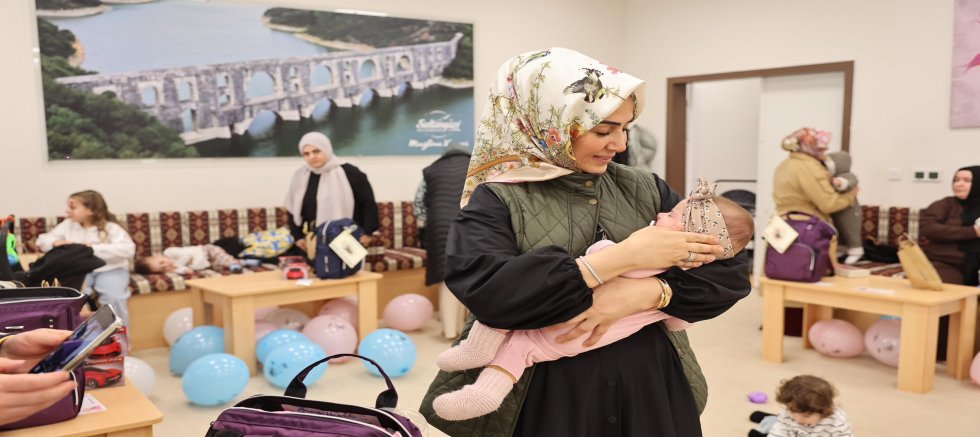 Sultangazi’de “Hoş Geldin Bebek” Buluşması: Başkan Abdurrahman Dursun Ailelerle Bir Araya Geldi