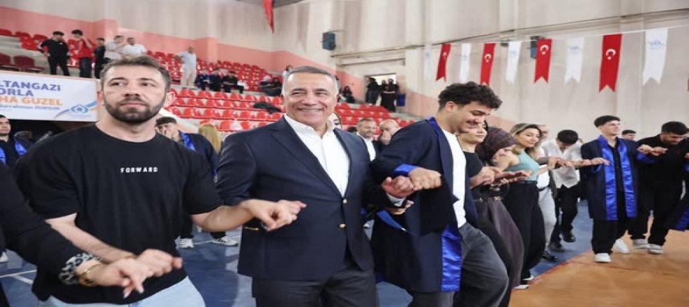 Sultangazi’de Mezuniyet Coşkusu: Gazi Mesleki ve Teknik Anadolu Lisesi Öğrencileri Kep Attı