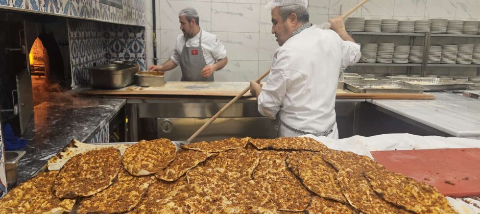 Sultangazi’de Organizasyonlara Lezzet Desteği: Sultan Kasrı Gurme’den Toptan Pide ve Lahmacun Atağı