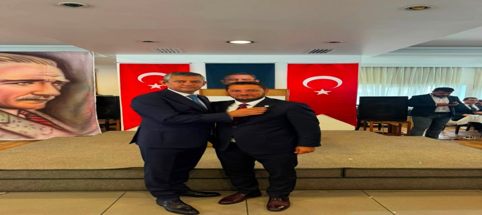 Turan Taşkın Özer YENİ Parti Rozetini Taktı: 