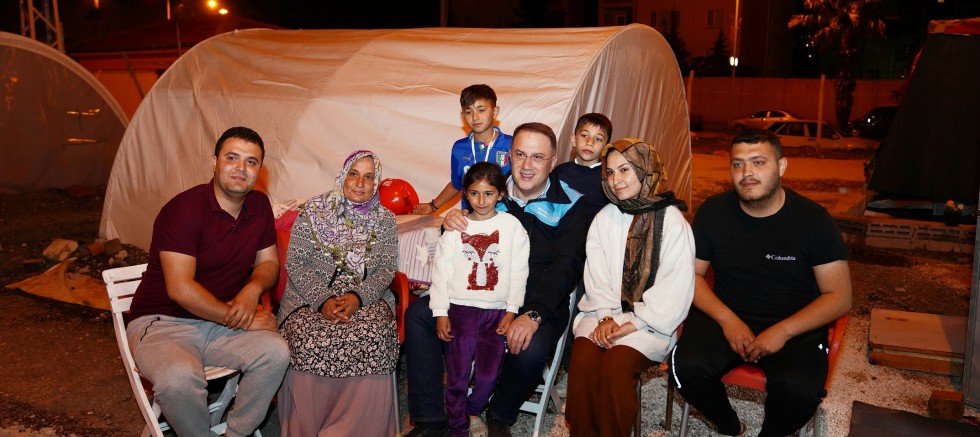 Mehmet Murat Çalık, İlk İftarı Hatay'daki Depremzedelerle Birlikte Yaptı