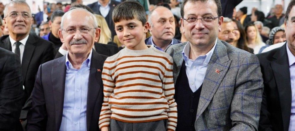 MİNİK DEPREMZEDE KILIÇDAROĞLU’NA SESLENDİ: CUMHURBAŞKANIM, BİR ŞEY SÖYLEYEBİLİR MİYİM?  DERS ÇALIŞMAMIZ İÇİN BİR ŞEYLER GETİREBİLECEK MİSİNİZ? 