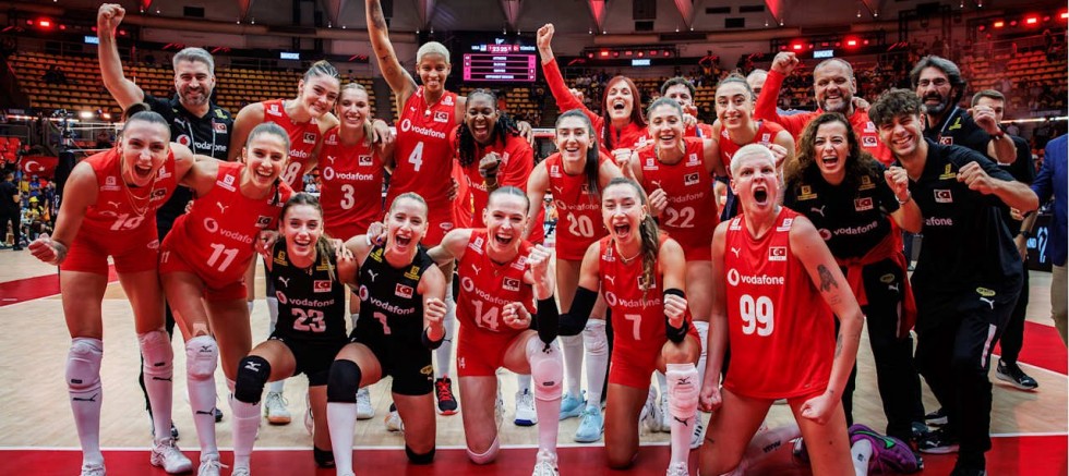 Nihat Yıldız ,A Milli Kadın Voleybol Takımı'nı Kutladı