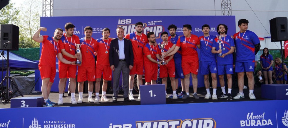 NURİ ASLAN, İBB YURTLARI SPOR ŞENLİĞİ ÖDÜL TÖRENİ’NDE ŞAMPİYONLARA KUPALARINI TAKDİM ETTİ 