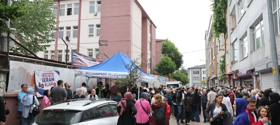 Öğrencilere ikramlar Bayrampaşa Belediyesi’nden